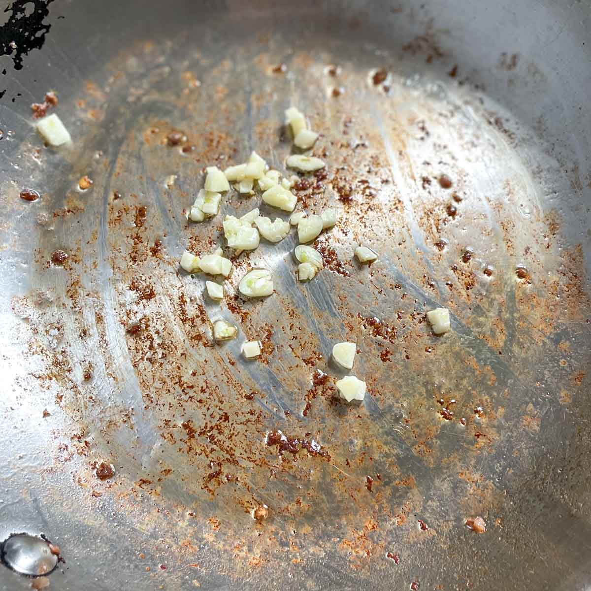 Garlic cooks in a pan.